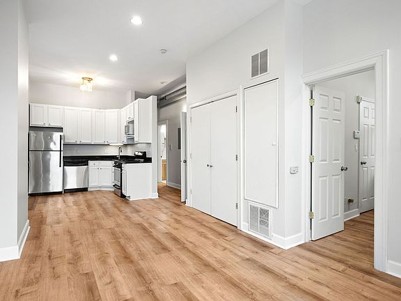 3rd image of 825 N Winchester Ave #2R