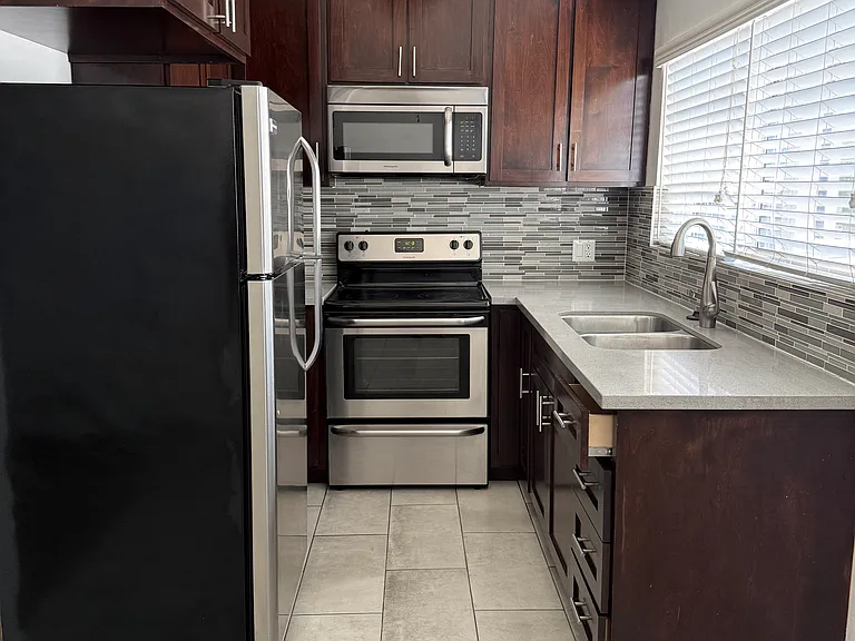 529 Avenue G — Photo 3