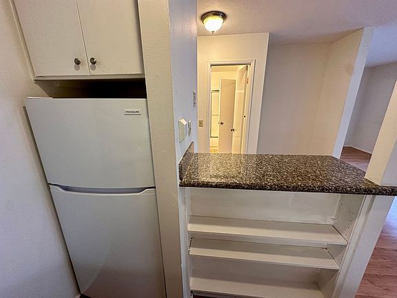 5th image of 8 Admiral Dr Unit 239
