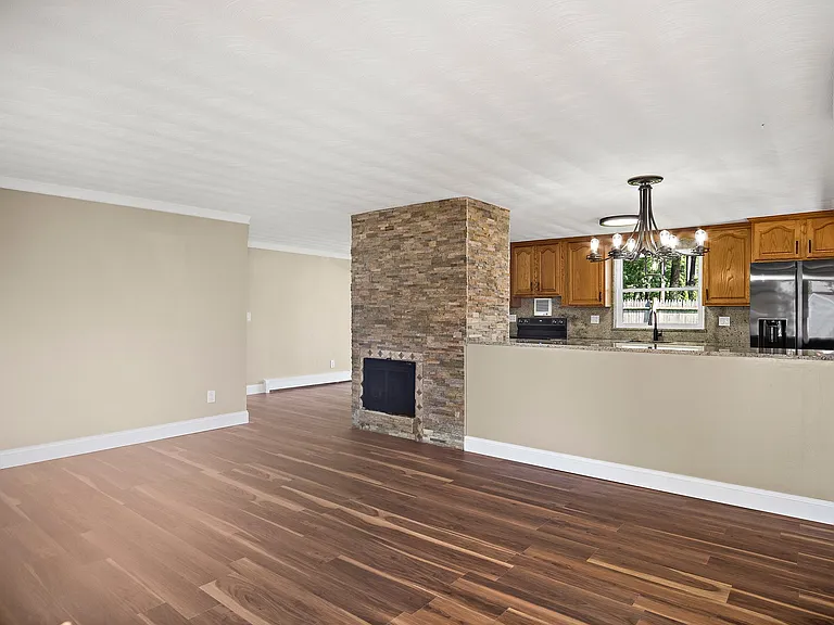 8 Carver Rd — Photo 2