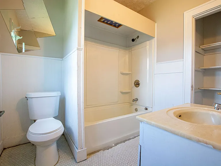 2202 Wirt St — Photo 10
