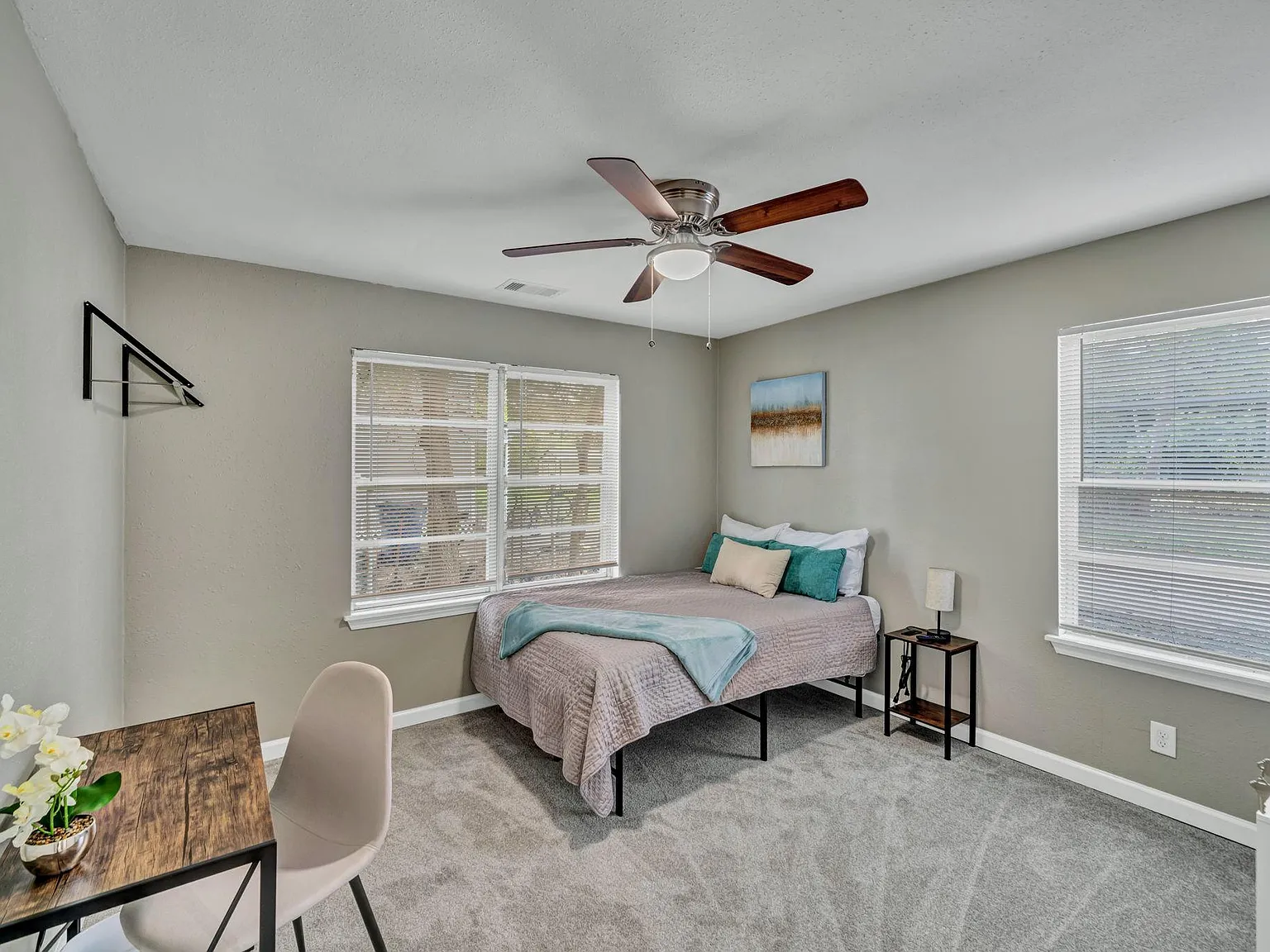 4 bed, 4.0 bath, 2400 sqft, $685 — Photo 2