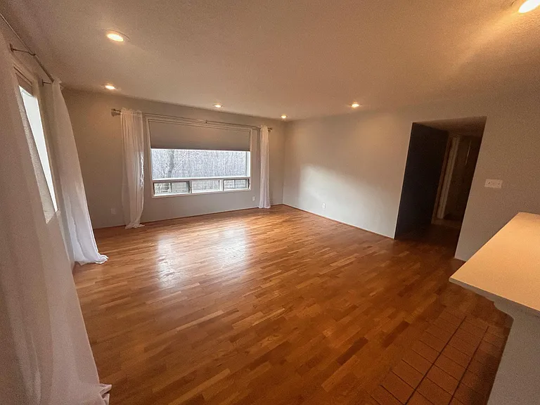 549 Eastwood Dr — Photo 3