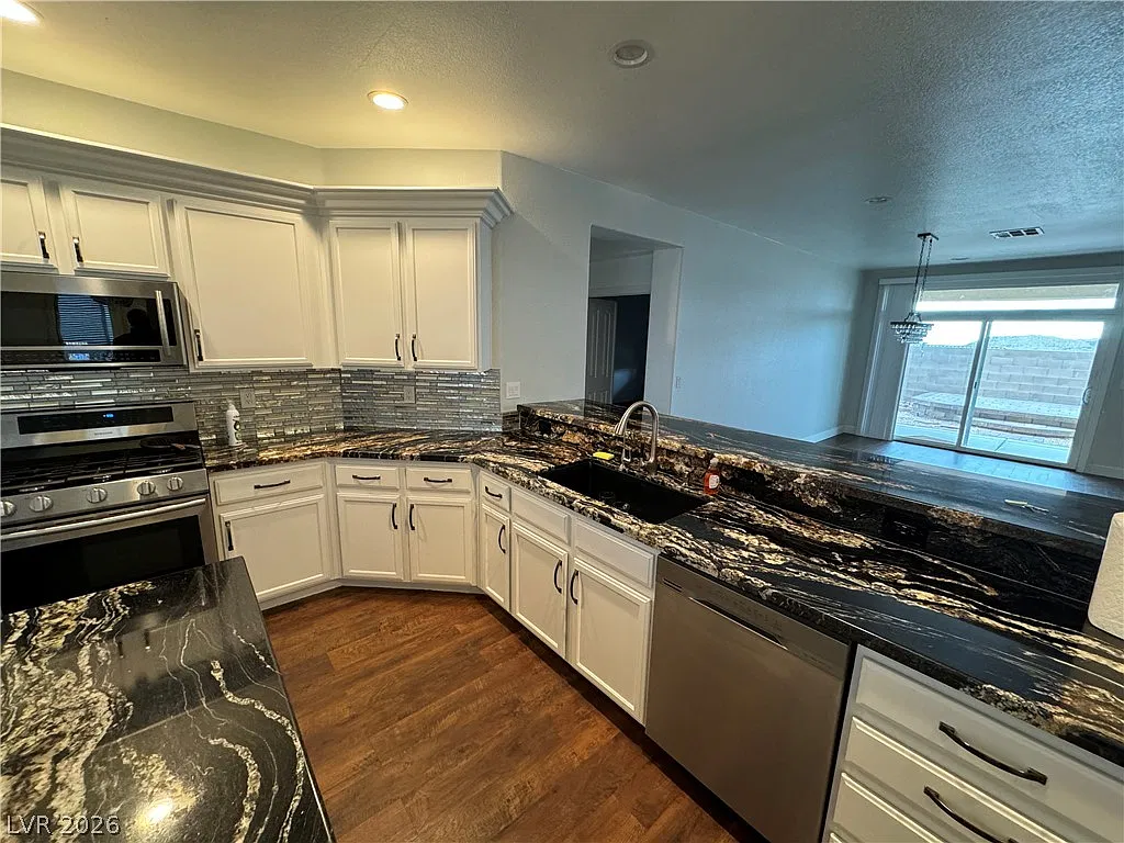 3 bed, 2.0 bath, 1965 sqft, $2,250 — Photo 4