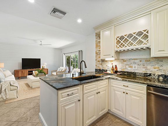 4th image of 2703 N Fairway Dr Drive N