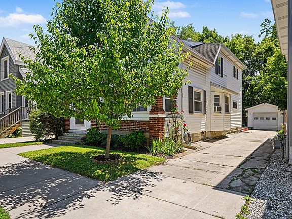 3rd image of 1030 Logan St SE