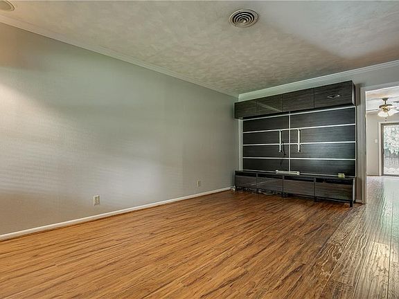 3rd image of 806 Bonner St