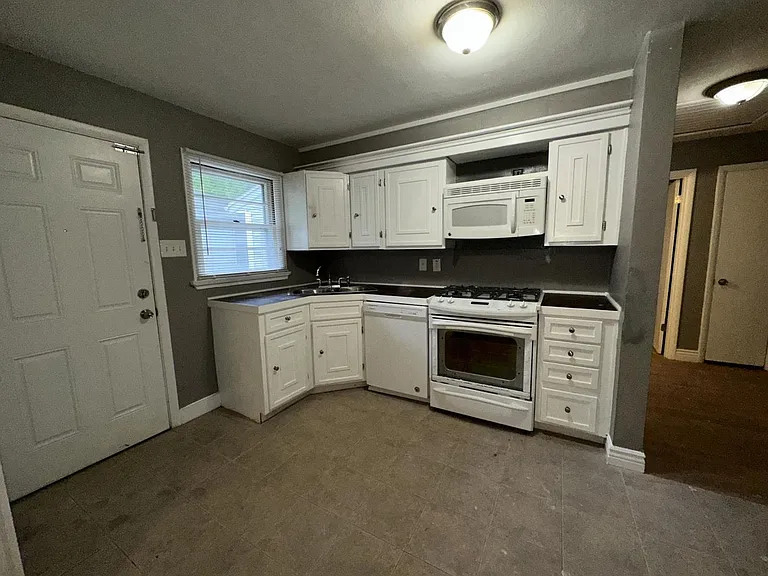 107 Anistasia Dr — Photo 16