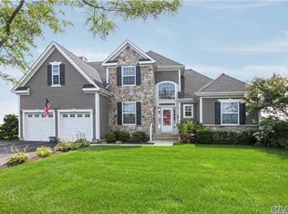 17 Chris Sundrop Ct, Riverhead, NY 11901