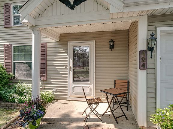 2nd image of 424 Lauren Ln