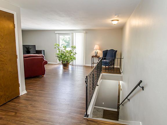 3rd image of 563 Beatrice Dr