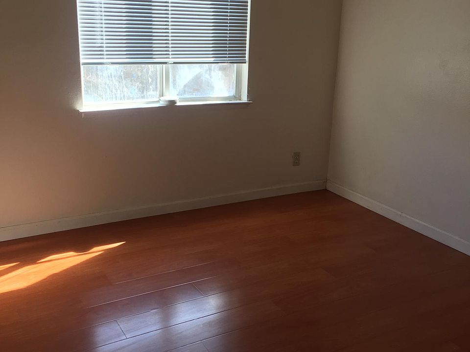 1st image of 113 Mahogany Dr