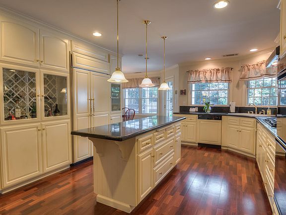 5th image of 622 Elmwood Dr