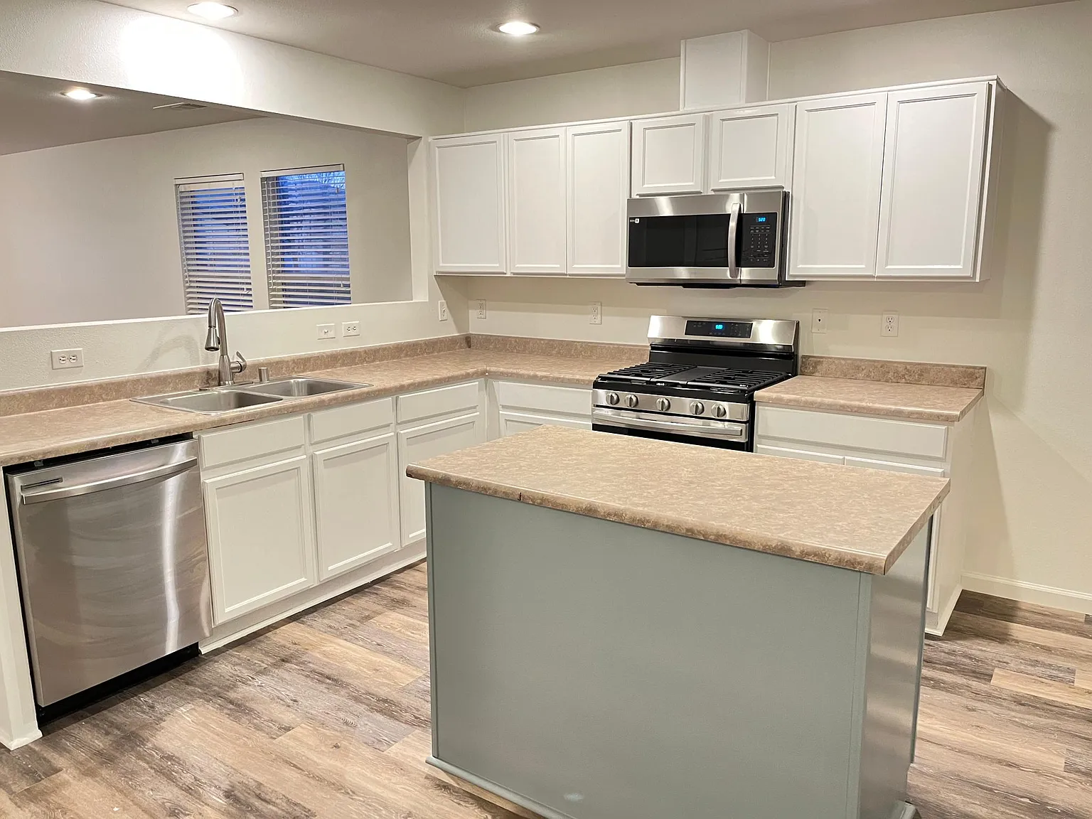 3 bed, 1463 sqft, $2,400 — Photo 2
