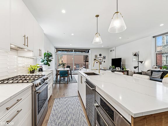 2nd image of 2140 W Evergreen Ave #1R