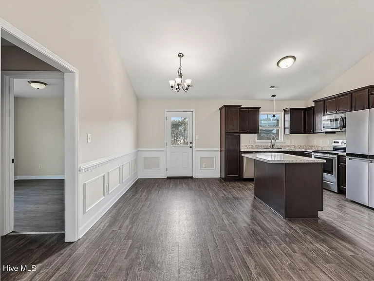406 Paxton Ct — Photo 8