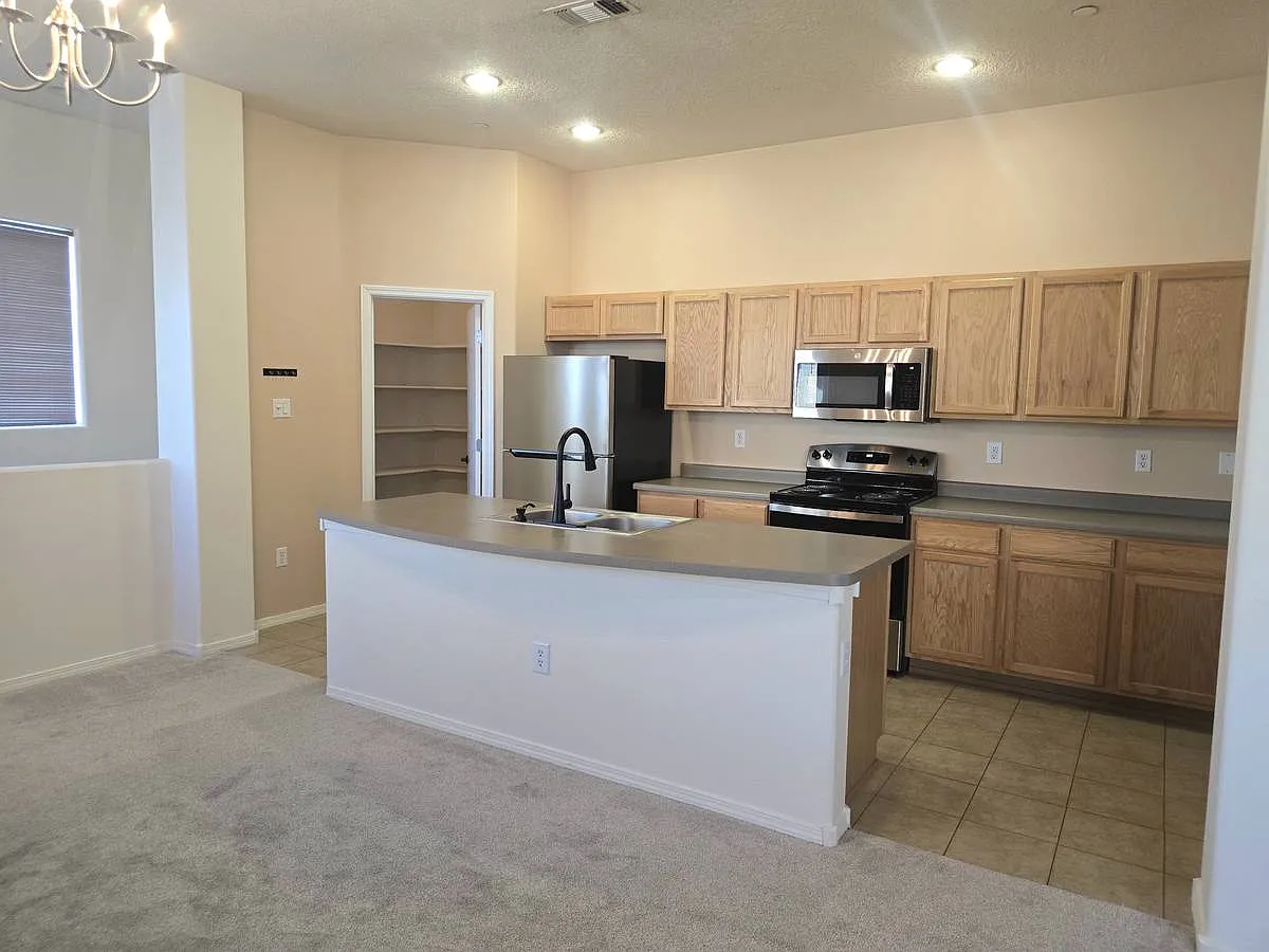 2 bed, 1250 sqft, $2,050 — Photo 4