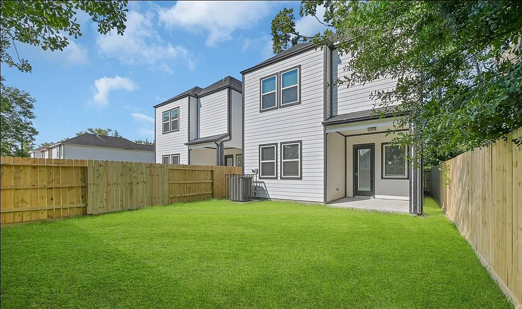 6532 Couch St — Photo 2