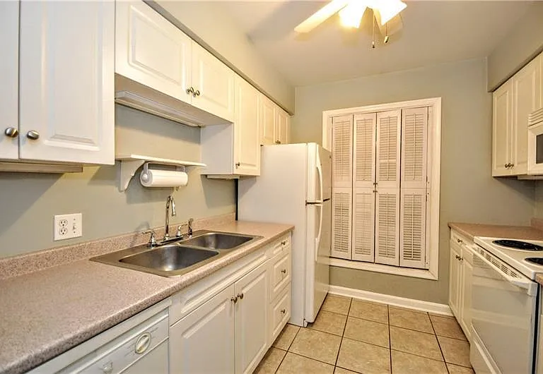 120 Jamestown Ct — Photo 3