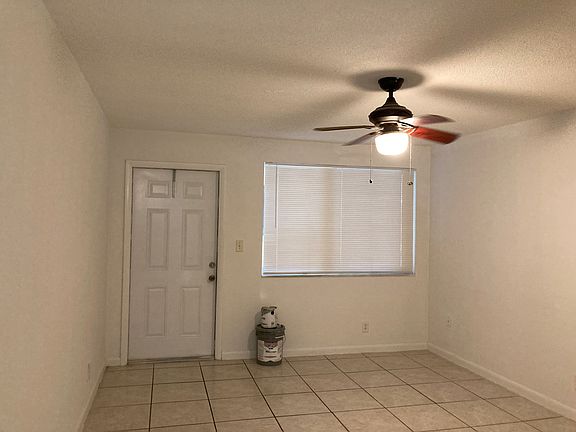 Living room/Entry