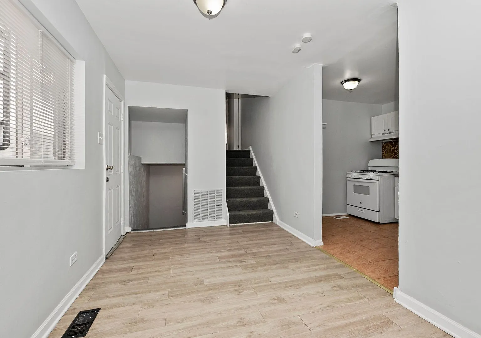 Recently Updated 5bed/1.5bath Home in Morgan Park Available Now — Photo 4