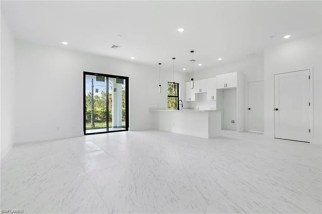 3 bed, 2.0 bath, 1633 sqft, $2,100 — Photo 4