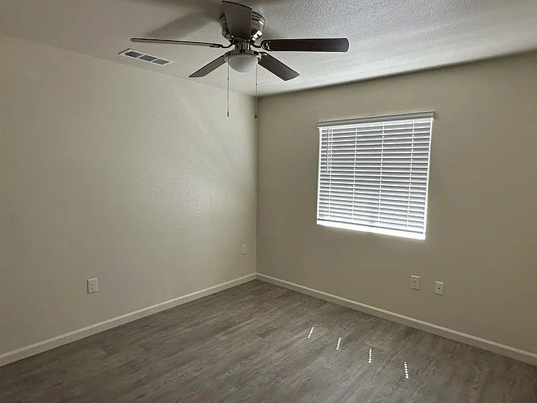 2431 Oakmont Cir — Photo 10