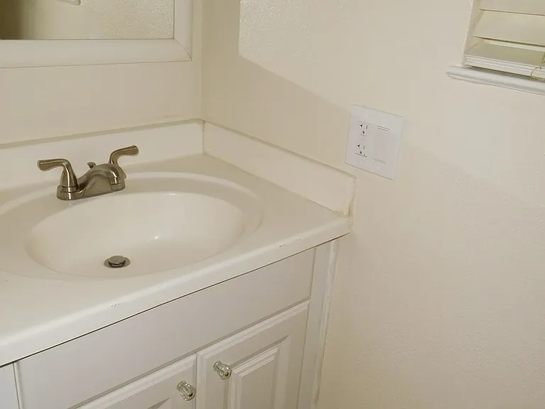 215 Roundtree Ct — Photo 9