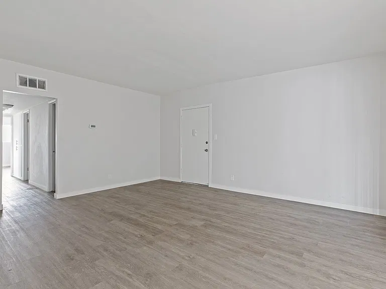 Tarzana Court Apartments — Photo 14