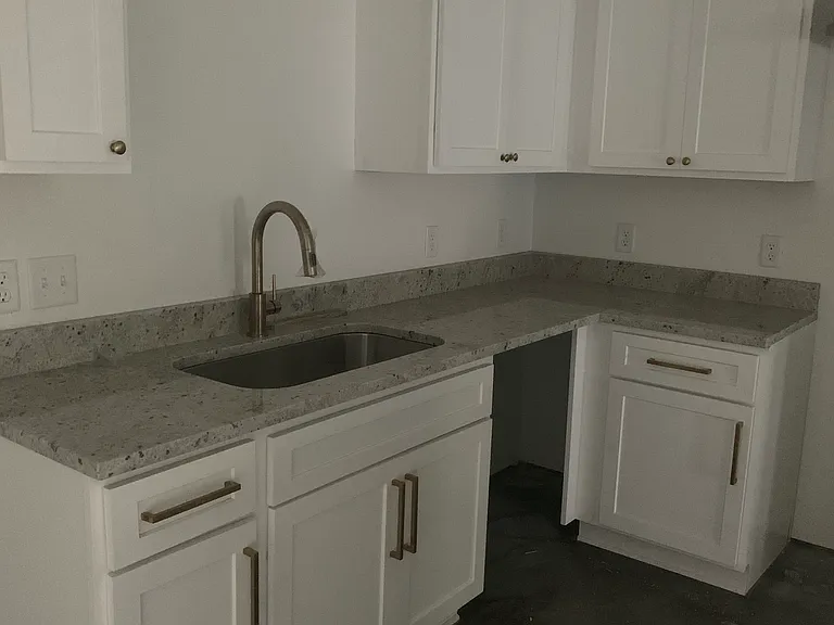 105 Havana St #B — Photo 8