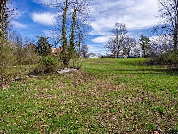 4th image of Maple St #16