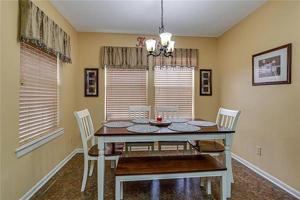 3 bed, 1388 sqft, $2,100 — Photo 2