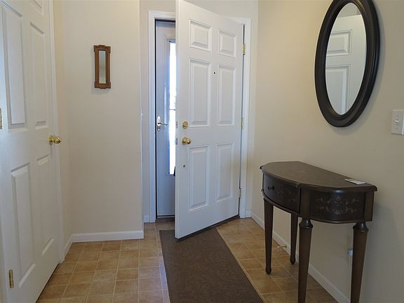 5th image of 325 Crown Hill Dr