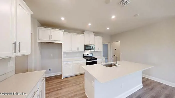 520 Blue Daze St — Photo 3