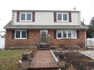 60 E John St, Hicksville, NY 11801