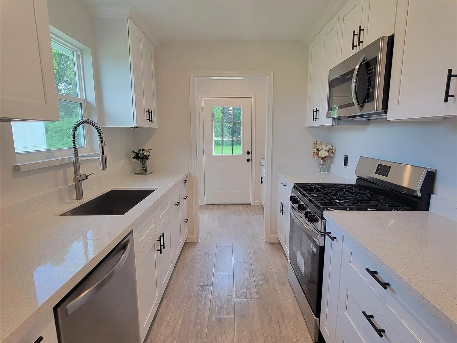3 bed, 2.0 bath, 1212 sqft, $1,500 — Photo 2