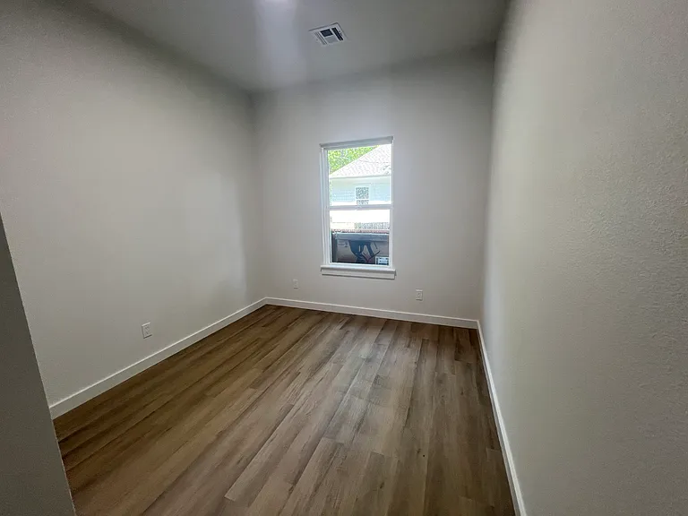 109 N B St — Photo 7