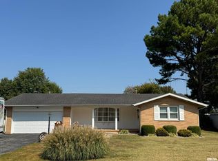 27 Holly Ln, Flora, IL 62839