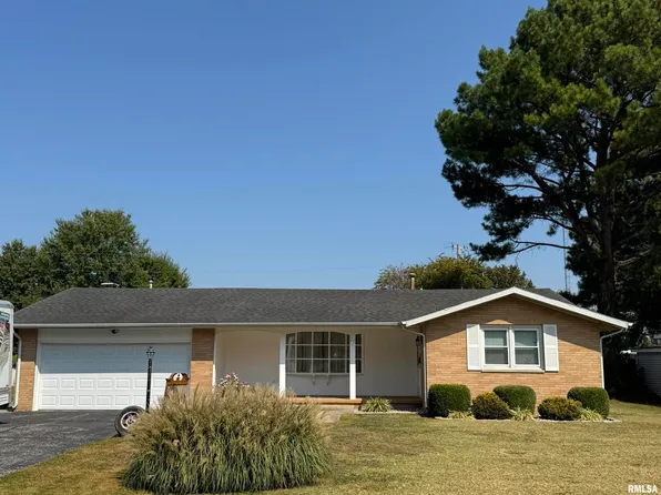 27 Holly Ln, Flora, IL 62839