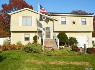 31 Winding Ln, Ronkonkoma, NY 11749