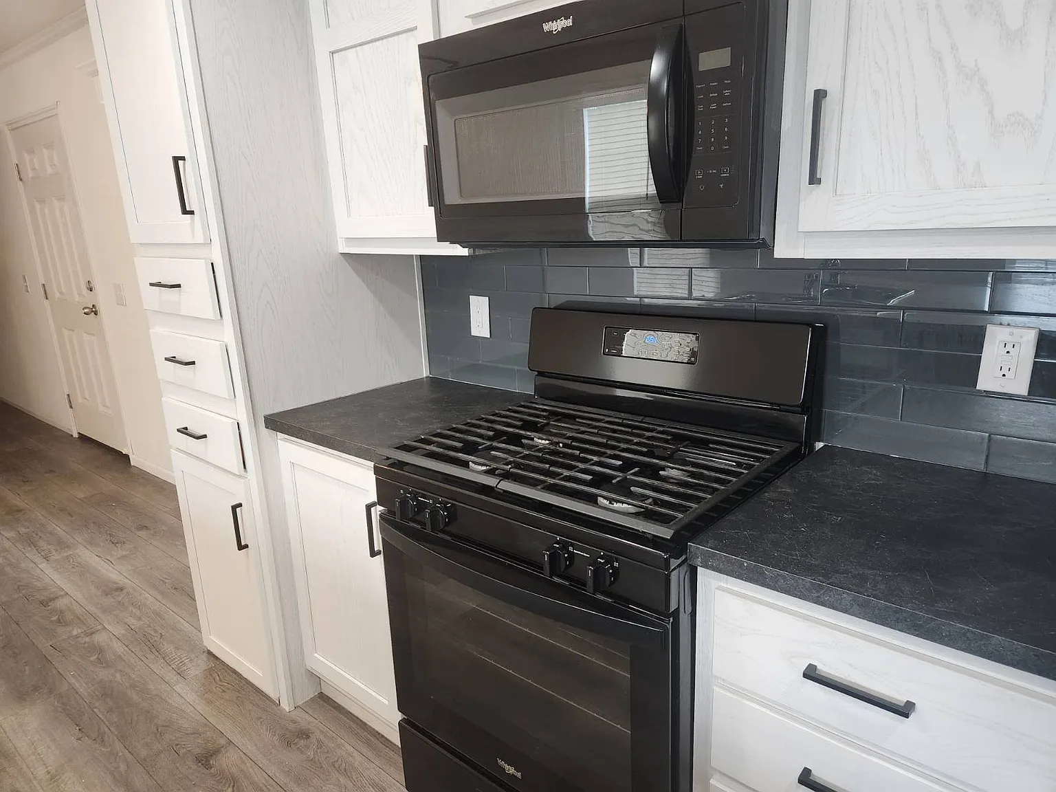 3 bed, 2.0 bath, 910 sqft, $1,200 — Photo 4