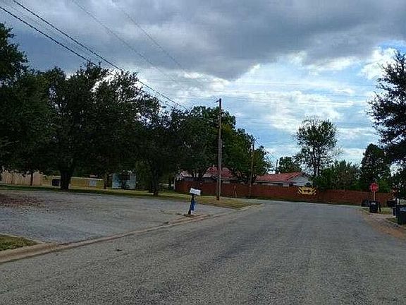 4th image of 2 Mistletoe Ln