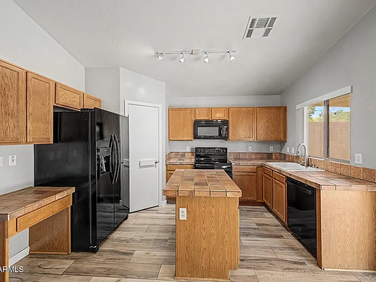 905 E Potter Dr — Photo 16