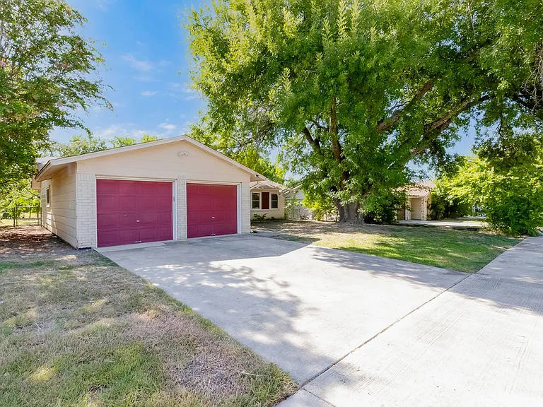 2404 Andover Dr — Photo 3