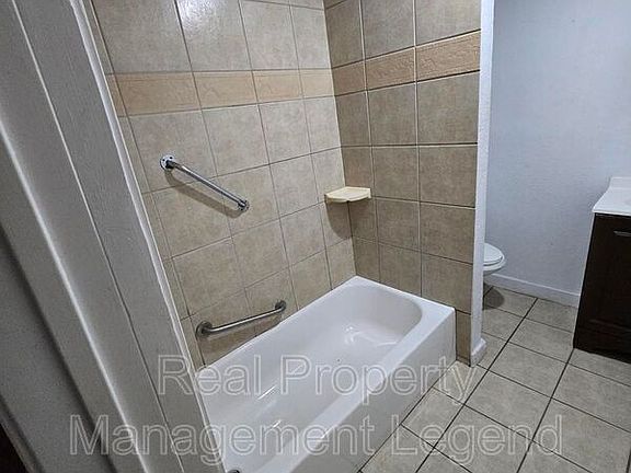 3rd image of 933 Gillham Rd #935