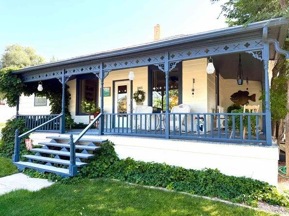 245 N 4th St, Hot Springs, SD 57747