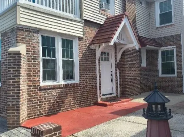 22 S Avolyn Ave, Ventnor City, NJ 08406