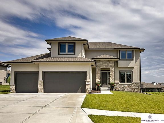 2nd image of 520 Sherwood Dr