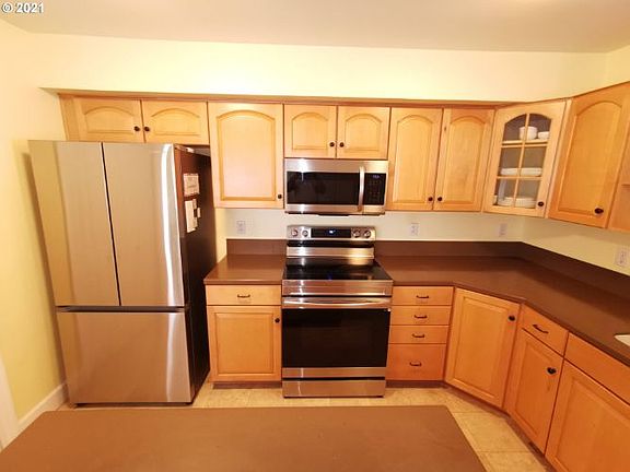 3rd image of 6005 NE 35th Cir