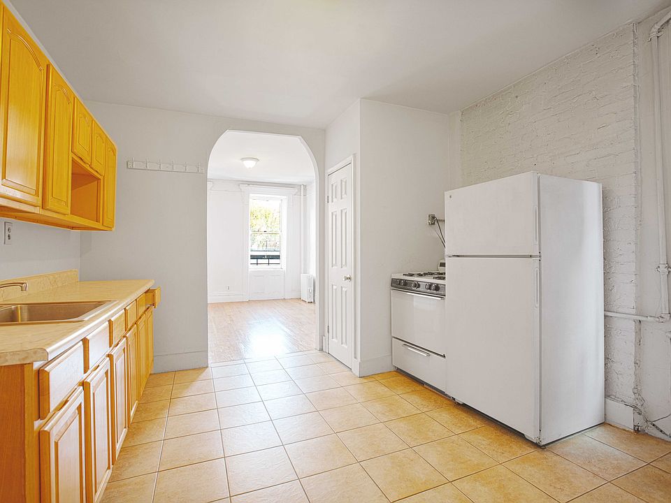 2nd image of 34 Saint Marks Pl APT 17